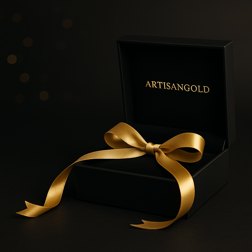 جعبه هدیه مشکی با روبان طلایی و لوگوی ARTISANGOLD؛ بستهبندی هدیه لاکچری آرتیسان گلد
