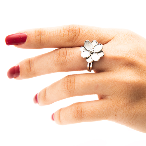 انگشتر نقره زنانه طرح شکوفه مینیمال عیار۹۲۵ با سنگ زیرکنیا